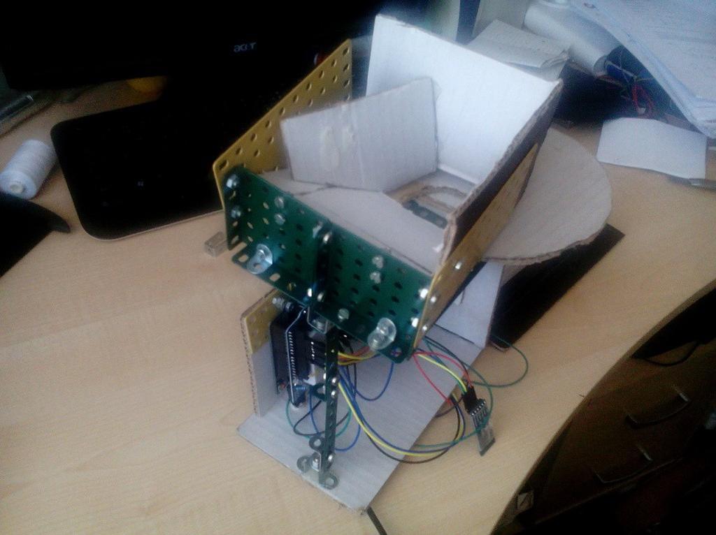 Díky tomu lze z mobilu nebo tabletu se systémem Android určit, která barva RGB LED diody se má rozsvítit u jednotlivých barev žetonů a do které krabičky mají spadnout.