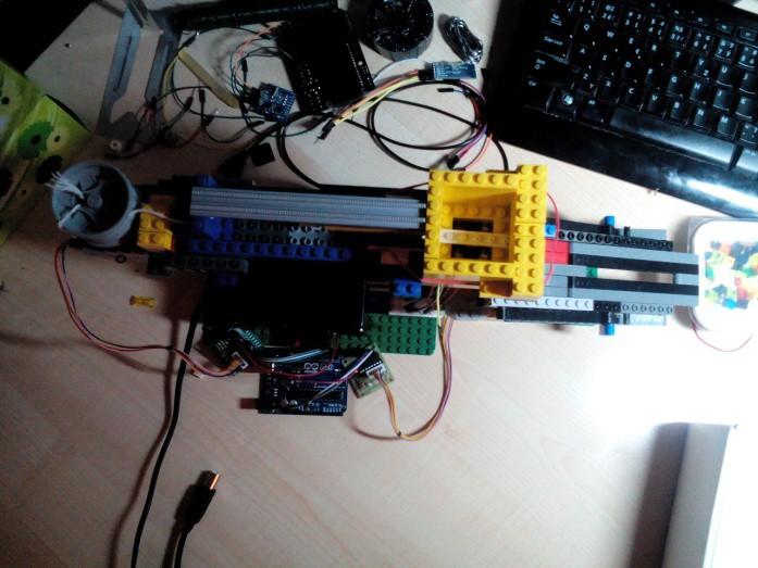 První prototyp měl za úkol rozřazovat podle barvy pokerové žetony do připravených krabiček.