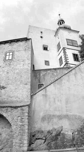 Řidiči zde při cestě ve směru na Nezdenice často jezdí nepřiměřeně rychle a netuší, že na konci oblouku mají přibrzdit.