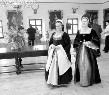 Přechod v zatáčce je raritou, navíc po zhruba sto metrech následuje při cestě na Nezdenice další. Ten umožňuje lidem přejít rušnou cestu a navázat na další přechod přes železnici.