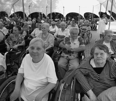 Romana Kadaňová vedoucí útvaru ergoterapie DS Sedmikráska a DZR Čtyřlístek Kopretina a Petrklíč pečou řezy Raffaelo Během prvního zářijového týdne to v našem