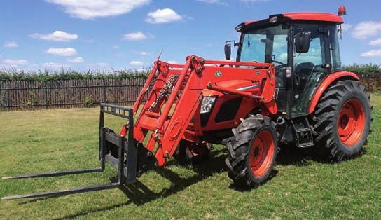 traktor s čelním nakladačem a paletovými vidlemi