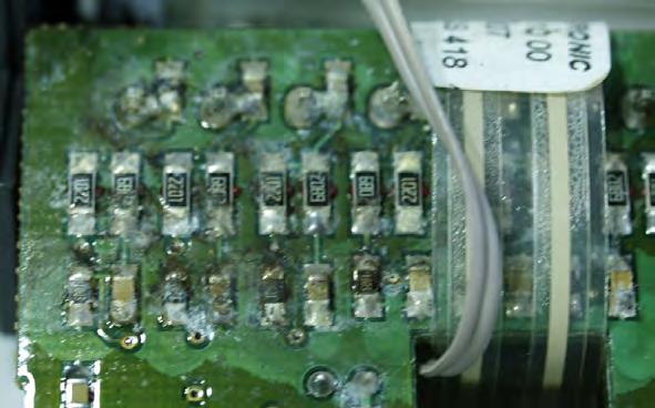 24 2 BEZOLOVNATÉ TECHNOLOGIE MONTÁŽE Z POHLEDU SPOLEHLIVOSTI Obr. 2.4 Příklad degradačního mechanismu koroze vlivem reziduí tavidla v pájecí pastě výsledky realizované poruchové analýzy řídicího systému.