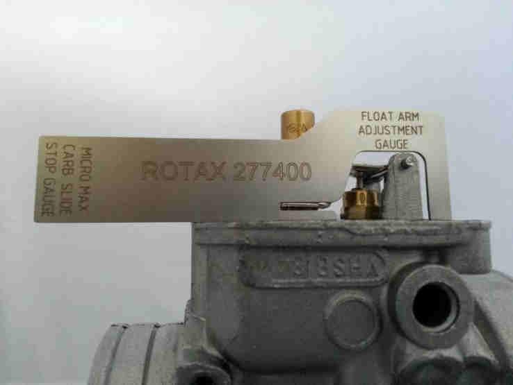 Skříň tlumiče sání (2) je označena na vnitřní straně objednacím číslem Rotax 225 022 (4 spony) nebo 225 023 (5 spon). Pro použití jsou povoleny dvě verze vzduchového filtru (3).