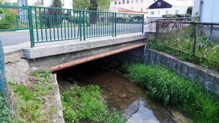 Vzhledem k výše uvedeným okolnostem dochází jiţ při průtocích větších neţli