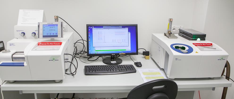 Prístrojové vybavenie laboratória (meracia miestnosť) Simultánny TGA/DSC analyzátor meranie hmotnostnej tepelnej kapacity, entalpických zmien, teploty fázových prechodov, skúmanie teplotného