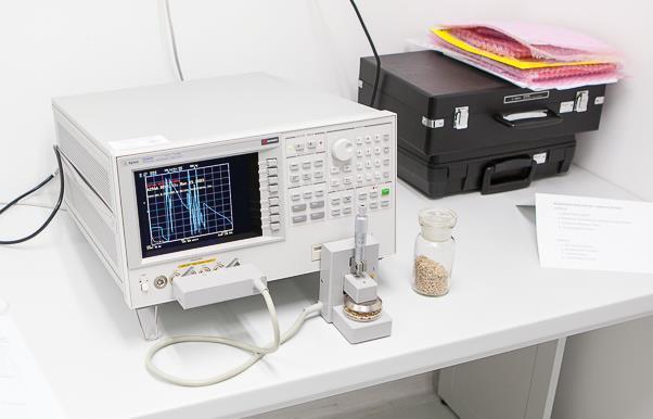 Prístrojové vybavenie laboratória (meracia miestnosť) Impedance Analyzer slúži na meranie impedancie vzoriek.