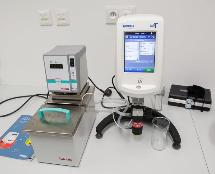 Prístrojové vybavenie laboratória (meracia miestnosť) Viskozimeter 1 (rozsah 1 mpa.s - 20 000 mpa.s) zariadenie je určené na meranie viskozity kvapalných vzoriek, okrem medu, hustých emulzií a i.