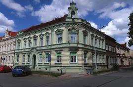 zařízení. Každá prodejna má k dispozici svoji nákladní rampu z vnitrobloku.
