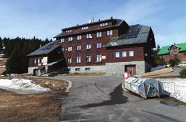 o výměře 876 m, k výstavbě určeno 560 m. Eletřina a voda na hranici pozemku.