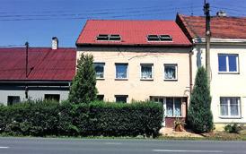 před domem.