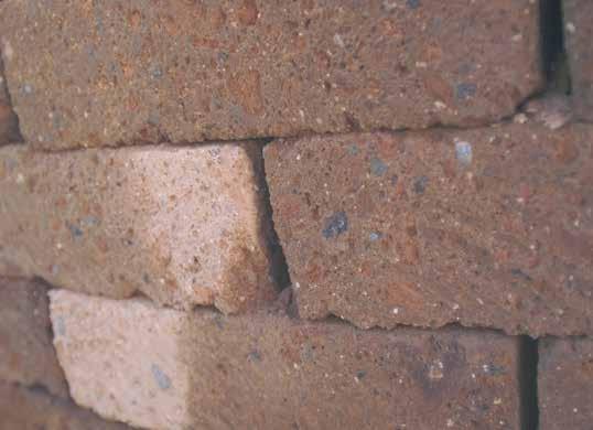 Tuf Červenohnědý tuf je přírodní sopečný kámen, skládá se z písku, lávy, pemzy a popela. Je velice pórovitý a navozuje pocit tepla. Již Římané používali tuf ke stavbě vil, lázní a termálních lázní.