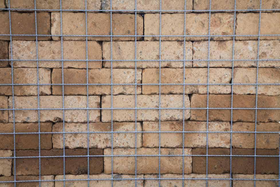 Velikost ok: 10 x 10 cm Stavba zdi Ručně vyrovnané pohledové plochy Větší kusy lámaných kamenů zvoleného plnicího materiálu jsou ručně uloženy plochou stranou k