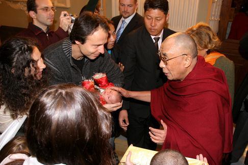 Obr. 1 Během své návštěvy v České republice v roce 2008 byl dalajláma poţádán mladým českým párem, aby