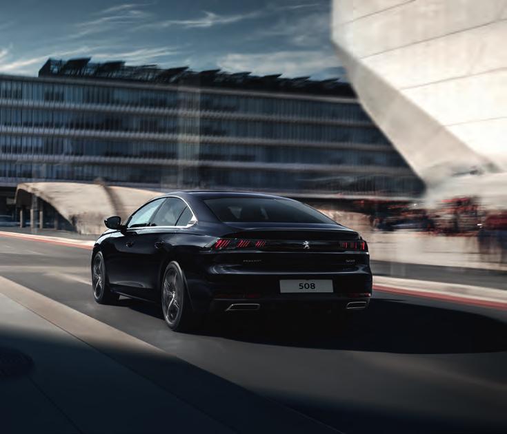 NOVÝ PEUGEOT 508 ALLURE PROGRESIVNĚ MODERNÍ ZA HRANICEMI VŠEDNOSTI Při pohledu zezadu upoutá lesklý černý horizontální pás zasazený mezi trojrozměrná adaptivní světla Full LED přímo inspirovaná