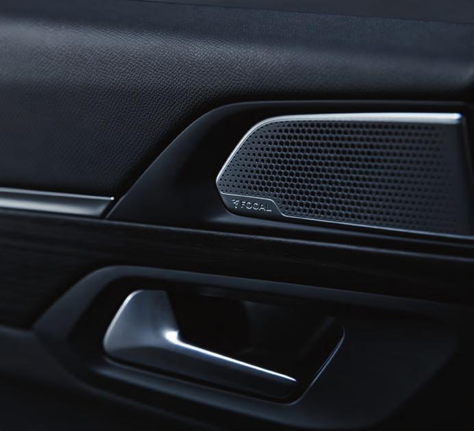 KOMFORT NA MÍRU HI-FI FOCAL, KŘIŠŤÁLOVĚ ČISTÉ TÓNY Nový PEUGEOT 508 je vybaven nastavitelnými* ergonomickými sedadly řidiče a spolujezdce se zdravotním certifikátem AGR* (Aktion Gesunder Rücken),