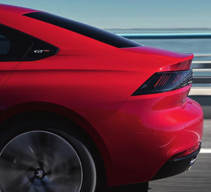 PRAKTICKÉ ODKLÁDACÍ PROSTORY VELKÝ ÚLOŽNÝ PROSTOR V kabině nového vozu PEUGEOT 508 naleznete velké množství praktických úložných prostorů.