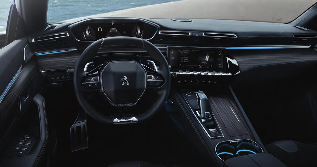 USEDNĚTE DO JEDINEČNÉ KABINY PEUGEOT I-COCKPIT NADČASOVĚ MODERNÍ Ujměte se řízení a vžijte se do role pilota v inovované kabině PEUGEOT i-cockpit s kompaktním volantem, vyvýšenou digitální