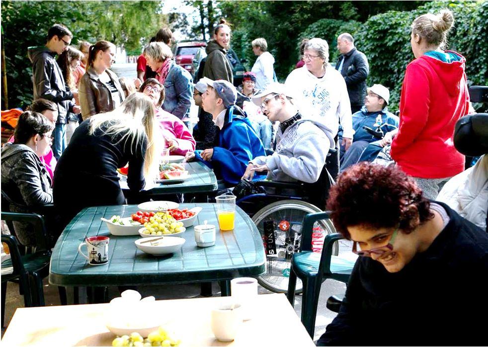 Ku dobré náladě určitě přispělo občerstvení z grilu v režii Toma a