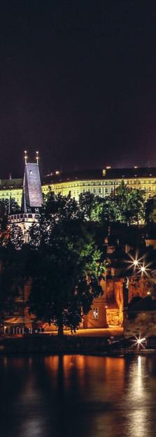 旅游 旅游 : 捷克有好几个旅游业中心 古老的布拉格城是最主要的旅游目的地,