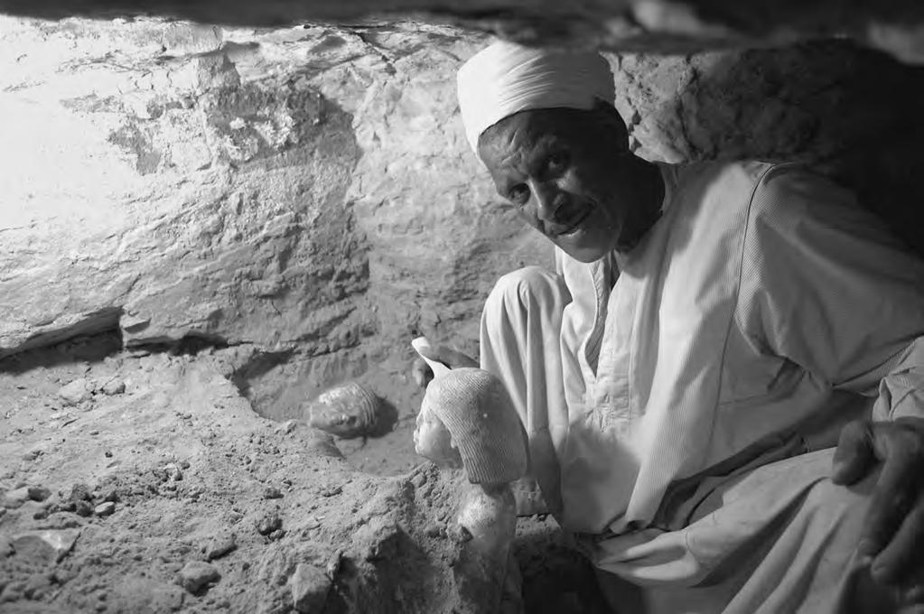 M Á S A L Á M A J A B Á Š R E I S A H M A D S B O H E M, P Ř E DÁ K U A H M A D E P E S X / 2 0 1 3 7 Obr. 1 Reis Ahmad odkrývá sochy v serdábu Neferovy hrobky na podzim 2012 (foto M.