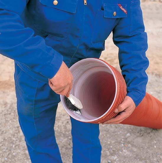 3 4 Potrubí se řeže jemno-zubou pilou ve žlábku mezi žebry.