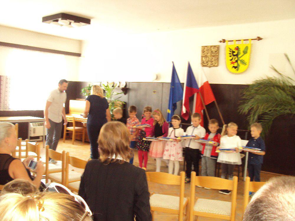 Zahrnuje podporu školních asistentů v ZŠ a MŠ, výuku s rodilým mluvčím, projektové dny ve škole i mimo školu, doučování žáků, pro ŠD ICT (pořízení tabletů) a čtenářské kluby včetně zakoupení knih.