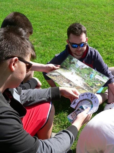 pedagogy, vedoucí zájmových kroužků pro děti apod. Školení, jak pracovat s manuálem Pojďme na to od lesa (ukázky aktivit EV v praxi, práce s didaktickými pomůckami, výukové aktivity v terénu atd.).