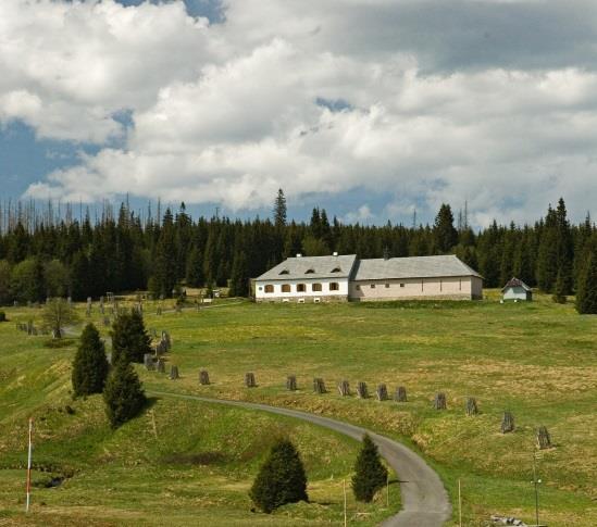Myslivnu, jak ji známe dnes, postavili roku 1856. Tzv. Schwarzenberská myslivna byla obydlena až do r. 1951. Za první republiky poskytovala ubytování (13 lůžek) a kuchyni.