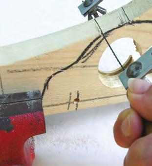 Dřevo si upneme do svěráku a zakrátíme zářezkou dékový přebytek materiáu.