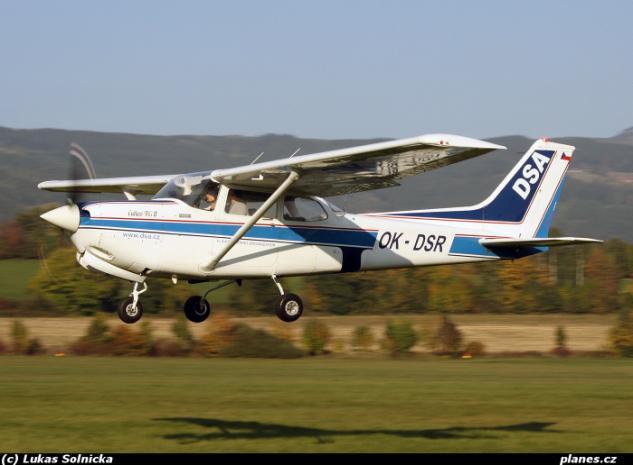 Cessna 172 Tento letoun byl vyráběn taktéž společností Cessna Aircraft Company. Jedná se o čtyřmístný, hornokřídlý, jednomotorový, celokovový jednoplošník s tříkolovým podvozkem s příďovým kolem.