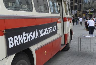 NOVINKY A PROBĚHLÉ AKCE NA FACEBOOKU Můžete sledovat čerstvé novinky, či fotky z proběhlých akcí na našem facebooku Unie neslyšících Brno, z.s. nebo na facebooku Kavárny u Žambocha.