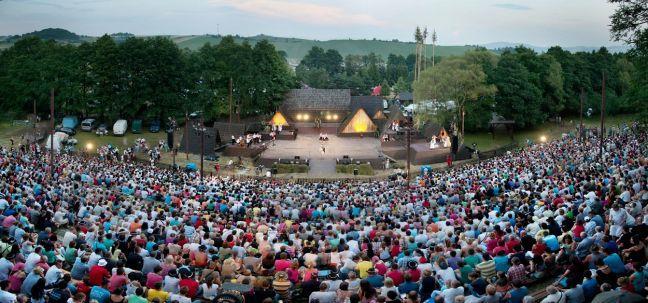V ďalšom programe v piatok večer POKLONA VÔNI DOMOVA sa v cykle Jubilanti tentokrát predstaví jubilujúci 60-ročný folklórny súbor Partizán zo Slovenskej Ľupče, ktorého