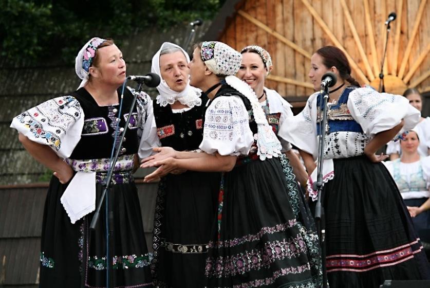 Sobota, 7. júla 2018, programový dvojblok od 20.00 23. 00 h Programový dvojblok sobotňajšieho večera bude patriť folklórnym skupinám a domácim Detvanom.