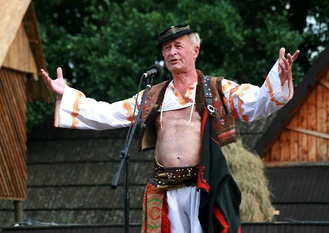 Nedeľa, 8. júla 2018, programový dvojblok od 13.30 16. 45 h 53. ročník Folklórnych slávností pod Poľanou uzavrú scénické programy festivalovej nedele. Prvý bude na tému: ČAS PLNÝCH KOMÔR.