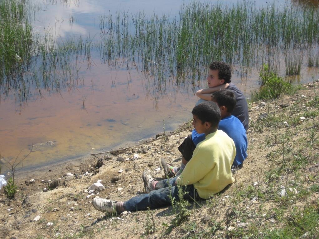 Albania Kučove Částečně opuštěná rafinérie, v níž bydlí místní obyvatelé (cca 150 lidí včetně dětí), a to např.