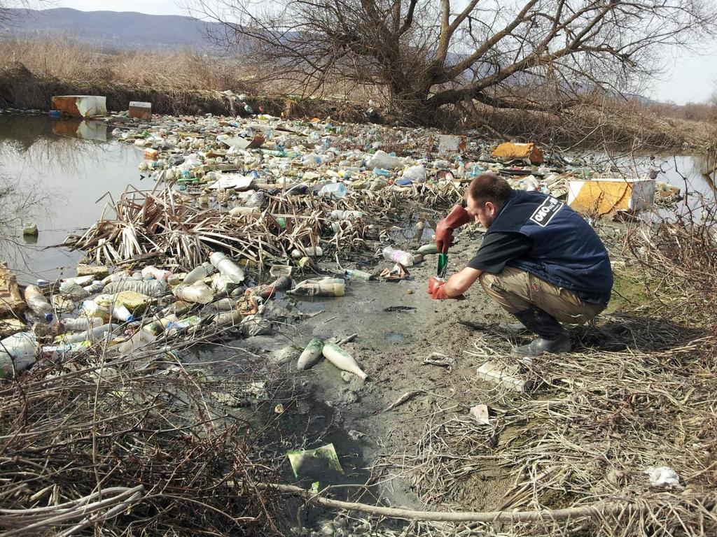 Kosovo Obilić Koupání v potoce kontaminovaném elektrárenským popílkem a domovním