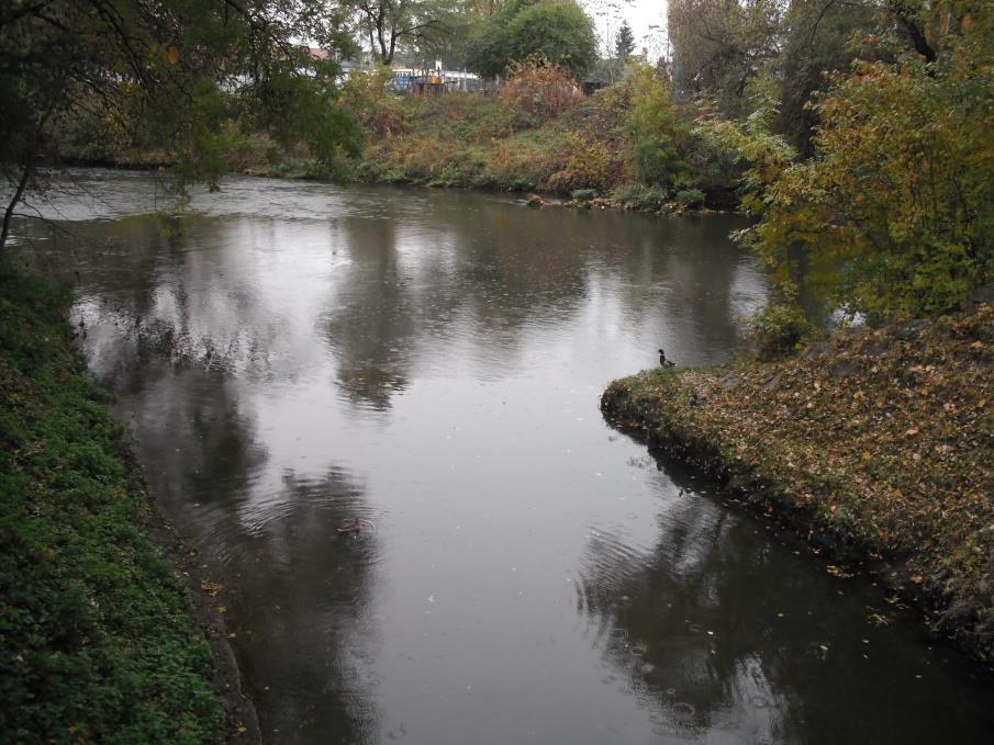 která leží 10 km proti toku řeky + krádeže,