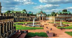 Nabízejí jedinečnou ukázku barokní architektury, které vévodí zámecký komplex ZWINGER s nádherně upraveným parkem s fontánami.