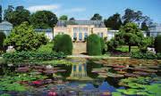 století, který byl postaven pro krále Wilhelma I. Z Württemberska. Palác obklopuje zahrada v maurském stylu.