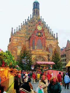 Nejvíce jich je v době vánoční. Město je zahaleno do třpytivé výzdoby a provoněno skořicí a grilovanou bavorskou klobásou. Vánoční trhy na Neupfarplatz patří v Německu k vůbec největším.