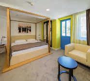 UBYTOVÁNÍ Moderní, stylově zařízené klimatizované prostorné pokoje jsou vybaveny koupelnou (vana nebo sprcha), WC, fénem, telefonem, TV/SAT, minibarem, trezorem WI-FI. Některé pokoje jsou bez balkonu.