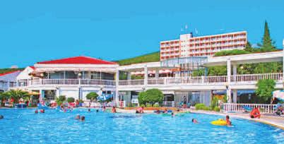 ZÁBAVA Hotel Katarina má 3 velké bazény, 1 vnitřní a 2 venkovní bazény, které se téměř dotýkají moře. Jsou napuštěné mořskou vodou. Jeden bazén je pro plavce a druhý je určený dětem.