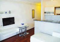patře: vybavená kuchyňka s jídelním koutem, denní místnost s rozkládacím gaučem pro 1 osobu a přistýlka pro další osobu, ložnice s manželským lůžkem, TV/SAT, koupelna (sprcha, vana,