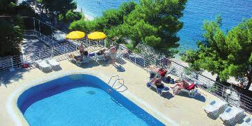 Podgora CHORVATSKO spokojená HOTEL AURORA Proč na dovolenou právě do hotelu Aurora? komfortní hotel se 2 bazény přímo u krásné pláže slevy pro děti až do 16 let +50 let výhody info str.