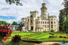 Je považována za nejkrásnější zámecké sídlo v Čechách. Za svoji podobu i bohaté interiérové vybavení vděčí hlavně rodu Schwarzenbergů. Z Hluboké poplujeme LODÍ k loveckému zámku Ohrada.