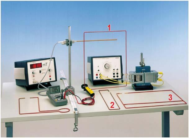POSTUP PŘI MĚŘENÍ, ZPRACOVÁNÍ A VYHODNOCENÍ Příprava pracoviště Obr. 52.3: Pracoviště pro měření velikosti magnetické indukce přímých vodičů. 1. Pracoviště zapojte podle obr. 52.3. Před připojením ke zdroji nechejte zkontrolovat zapojení vyučujícím.