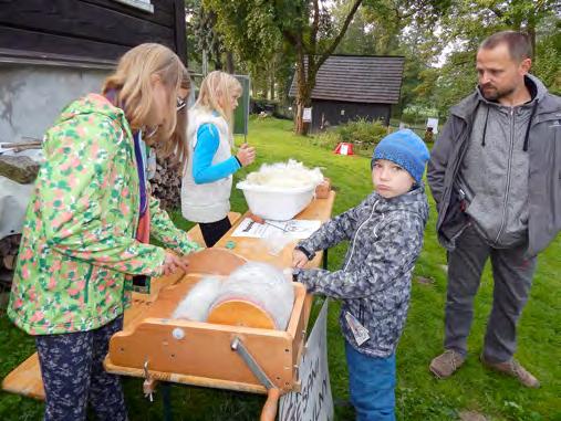 Vyzkoušeli si předení na kolovrátku i tkaní na tkalcovském stavu. Na tvůrčích dílničkách se naučili různé techniky plstění a mohli si vyrobit originální vlněný výrobek.