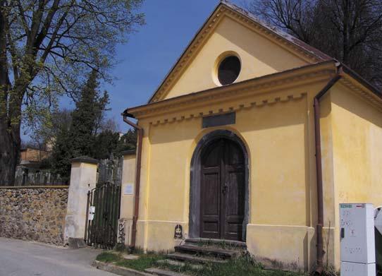 Hřbitov o rozloze 4 571 m 2 je umístěn ve svahu a celý je ohrazen zdí.