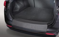 Ochranný koberec zadného nárazníku (Sportswagon) Rozkladací koberec chráni zadný nárazník pred poškodením pri nakladaní a vykladaní.
